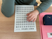 数字表を指さす